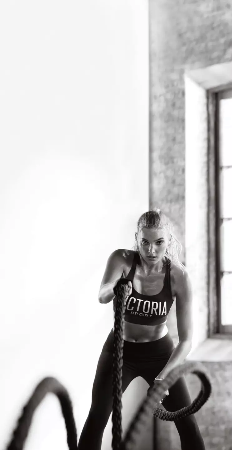 Ua haujlwm nrog cov hlua, Elsa Hosk poses hauv Victoria Sport-The Player Sport Bra