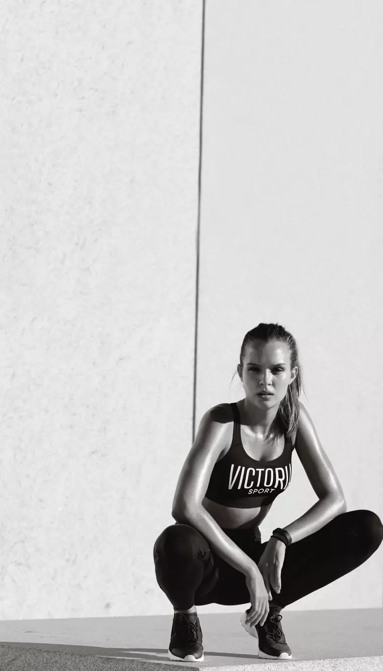 Modelka Josephine Skriver nosí podprsenku Victoria Sport-The Player Sport