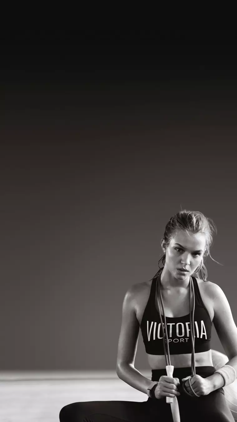 Josephine Skriver modela Victoria Sport-The Player Sport Bra