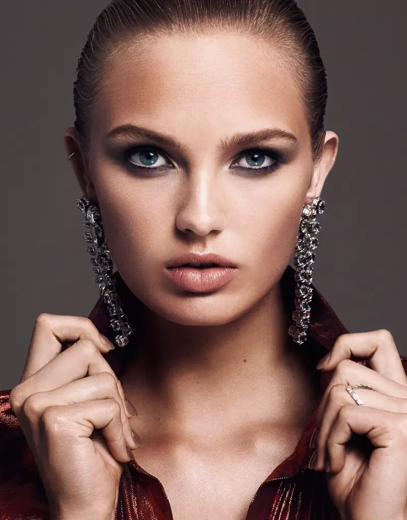 Ni gbigba isunmọ rẹ, Romee Strijd wọ aṣọ Ellery pẹlu awọn afikọti afikọti Lanvin.