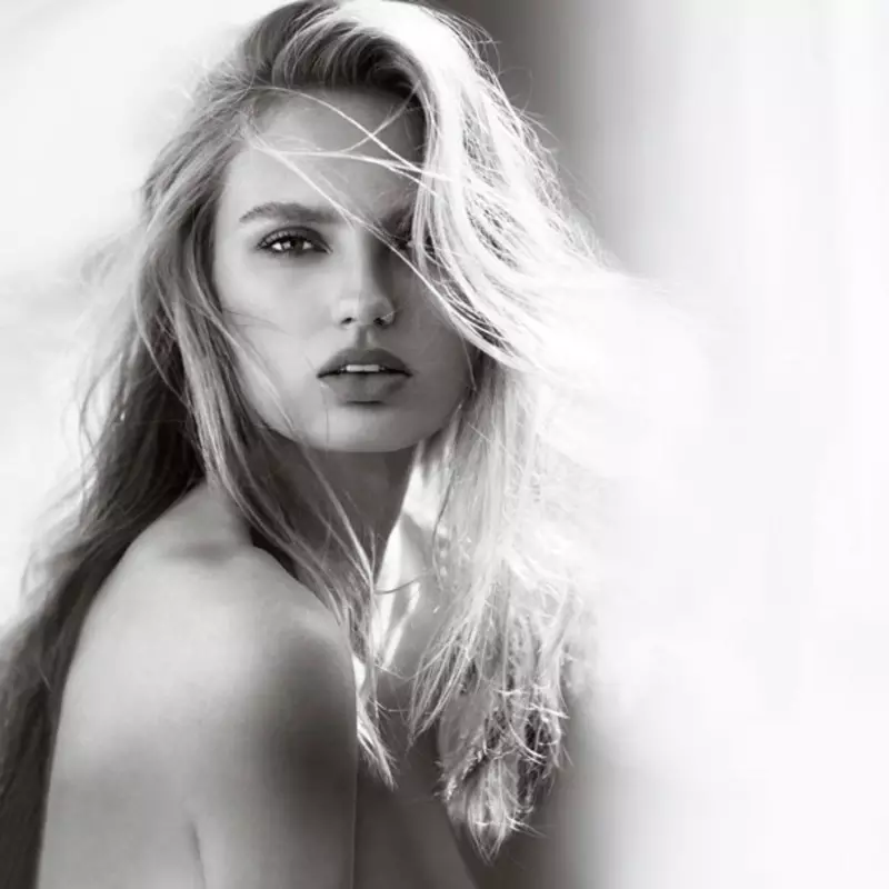 Romee Strijd глуми во кампањата за парфем на Victoria's Secret XO 2016 година