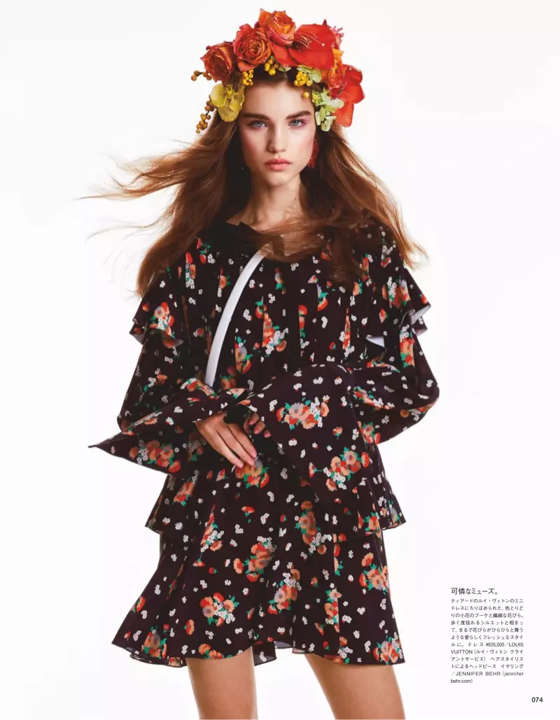 Vogue Japan සඳහා Meghan Roche Models Floral Blooms