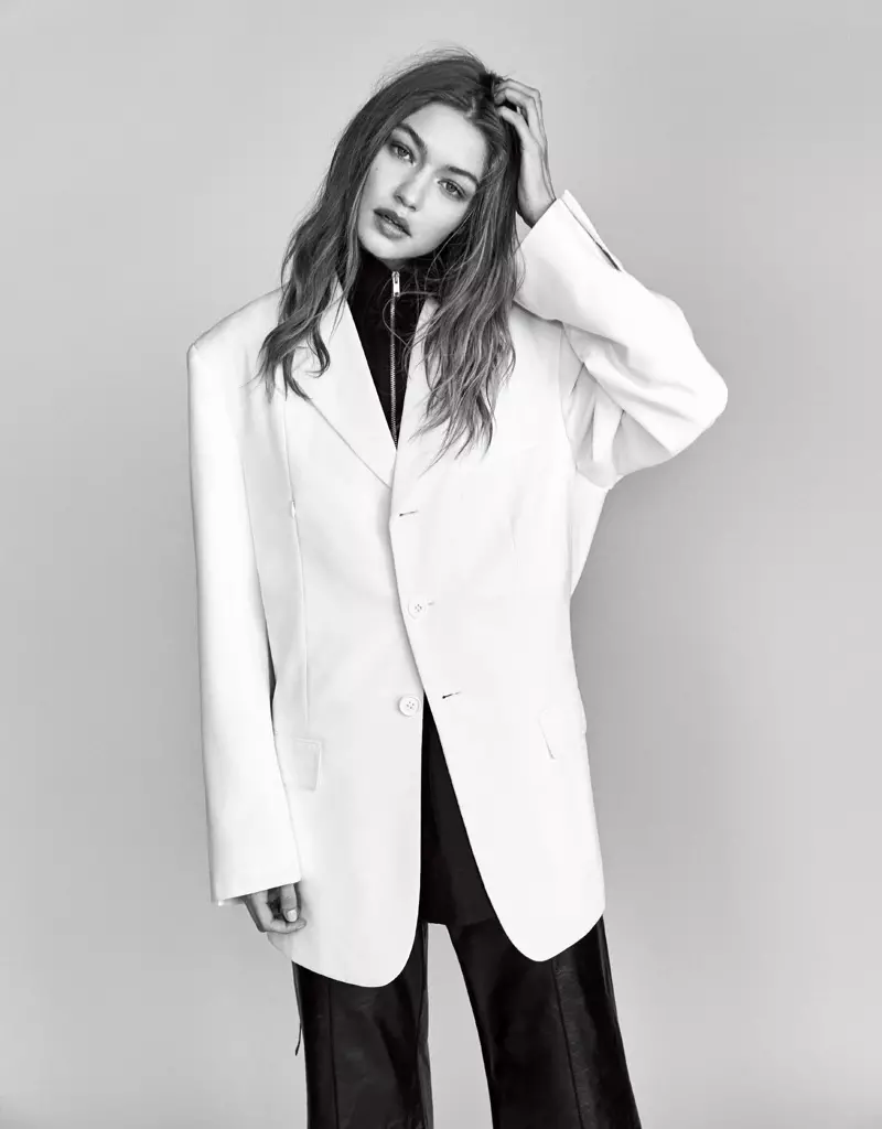 Fotografata in bianco e nero, Gigi Hadid modella giacca oversize e pantaloni slim