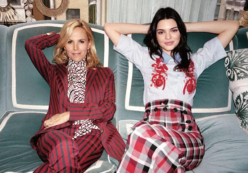 วางตัวถัดจาก Tory Burch, Kendall Jenner ดูยิ้มแย้มในชุดเสื้อ Tory Burch และกระโปรง Marc Jacobs