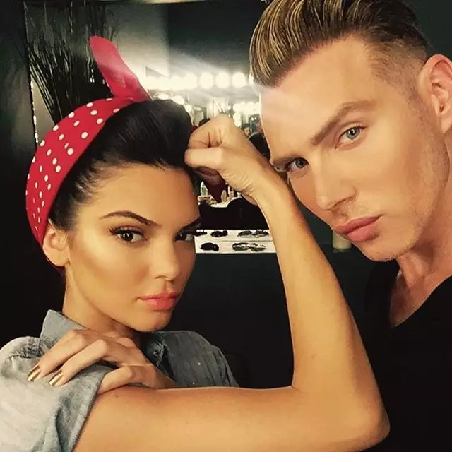 Kendall Jenner minangka Rosie the Riveter ing mburi adegan ing kampanye Rock the Vote. Foto: Instagram