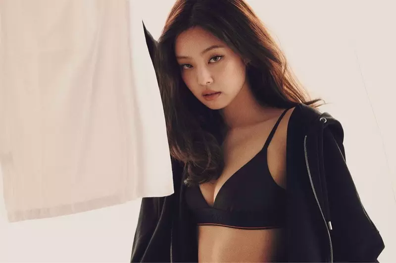 Blackpinki Jennie poseerib filmis Heron Preston Calvin Klein Drop 02 kampaania jaoks.