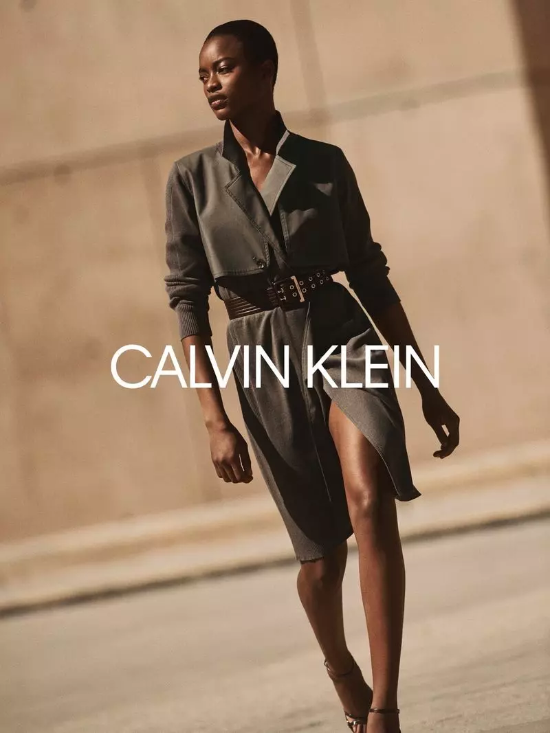 Mayowa Nicholas représente la campagne automne-hiver 2020 de Calvin Klein.