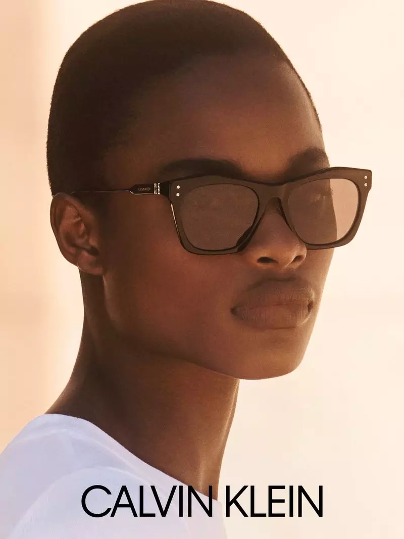 Mayowa Nicholas usa lentes de sol elegantes na campaña outono-inverno 2020 de Calvin Klein.