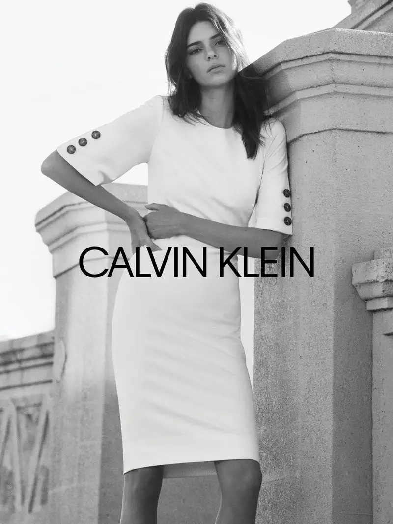 Tso duab dub thiab dawb, Kendall Jenner pem hauv ntej Calvin Klein lub caij nplooj zeeg-caij ntuj no 2020 kev sib tw.