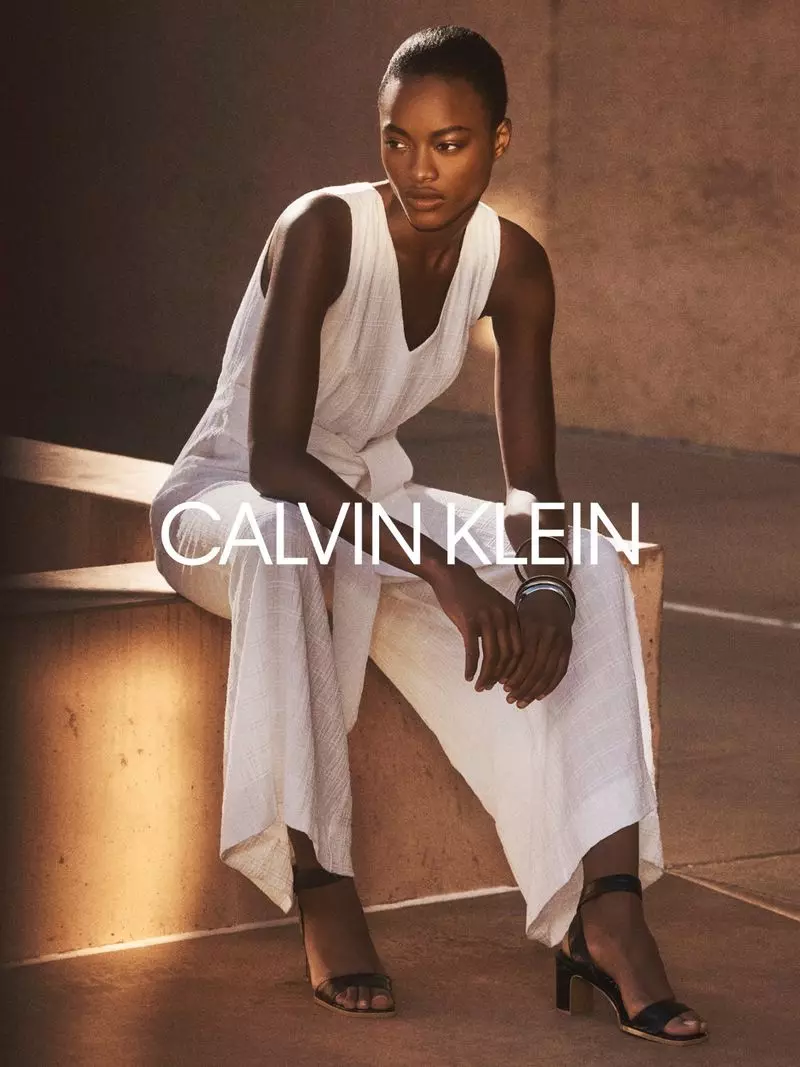 Mayowa Nicholas posiert für die Herbst-Winter-Kampagne 2020 von Calvin Klein.