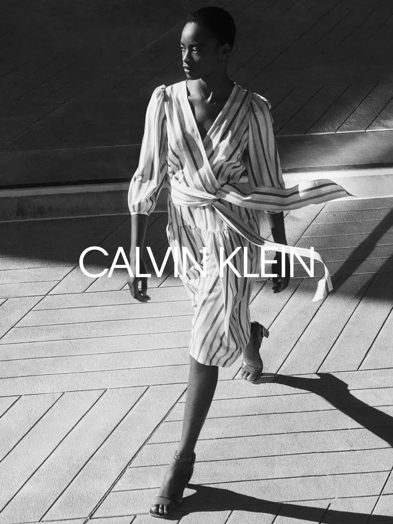 Модель Майова Николас Calvin Klein 2020 күз-кыш кампаниясында сейилдөөдө.