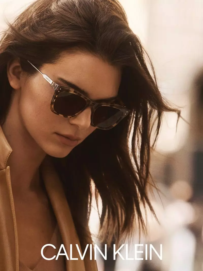 Kendall Jenner, Calvin Klein-iň güýz-gyş 2020 kampaniýasynda günlük äýneklerini modelleşdirýär.