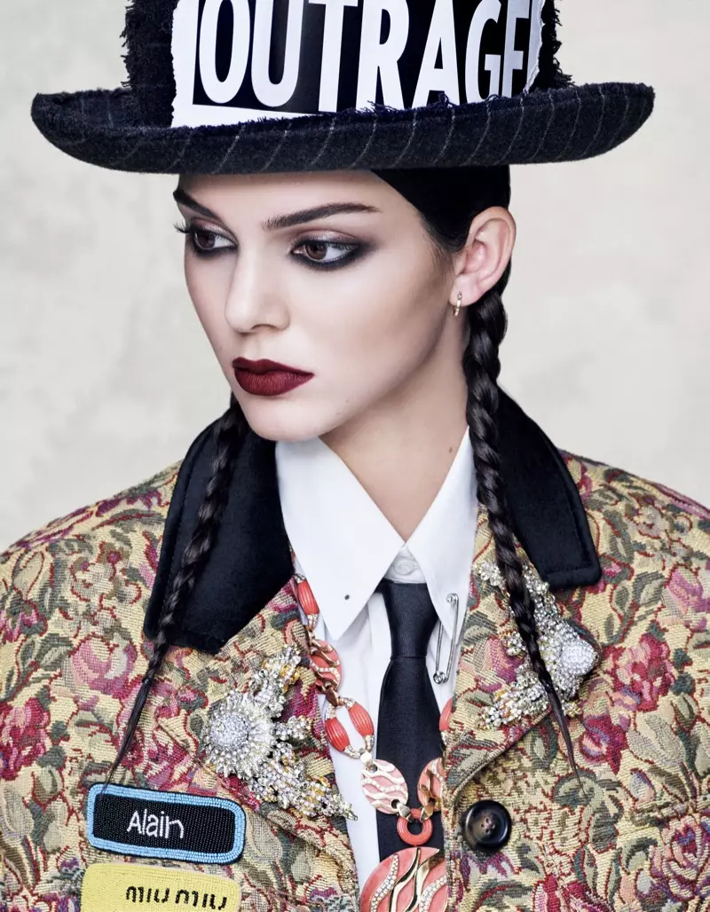 Kendall Jenner anowana wake wepedyo muMiu Miu brocade jasi