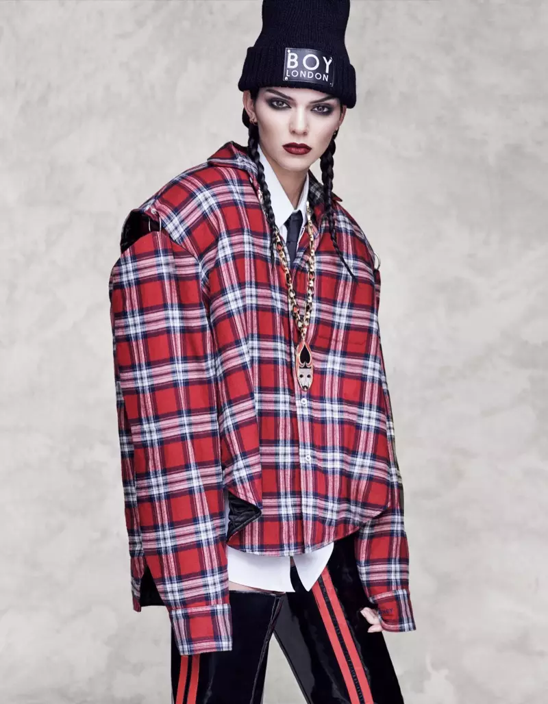 Gigakos ni Kendall Jenner ang plaid sa boxy Vetements jacket