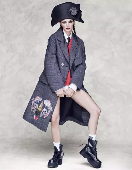 Kendall Jenner Models Statement Coats sa Vogue Japan