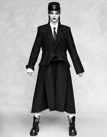 Kendall Jenner modellerer Statement Coats i Vogue Japan