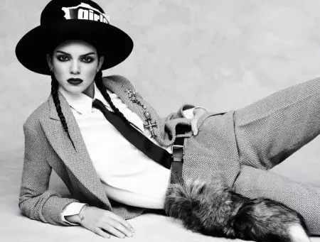 Kendall Jenner Models Statement Coats sa Vogue Japan