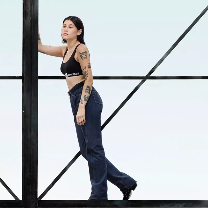 D'Kayla Janowitz spillt an der Calvin Klein Jeans Hierscht-Winter 2018 Kampagne