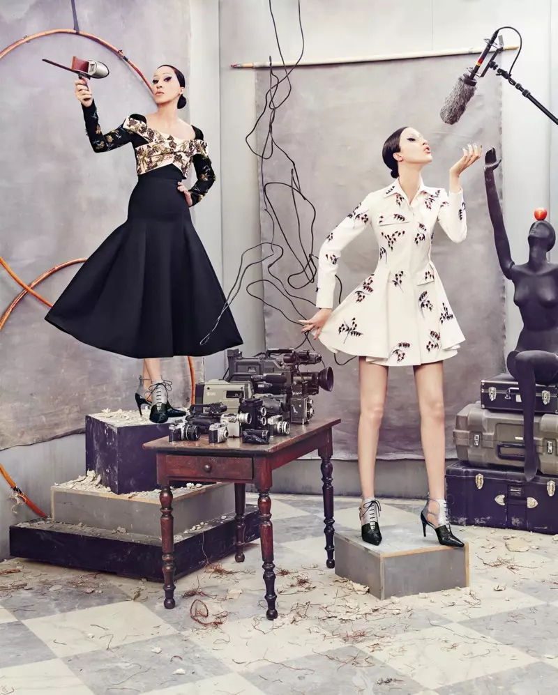 Pat û Anna Cleveland modela Dior di kampanyaya Neiman Marcus ya Art of Fashion de cil û berg dike