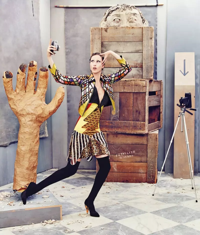 Anna Cleveland di kampanyaya Neiman Marcus ya Art of Fashion de çakêt, cil û bergên Givenchy yên bihurkirî çêdike.