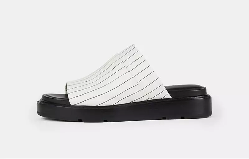 Sandalia plana DKNY Casey Stripe de coiro napa