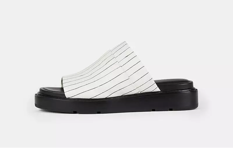 סנדל שטוח מעור DKNY Casey Stripe Nappa