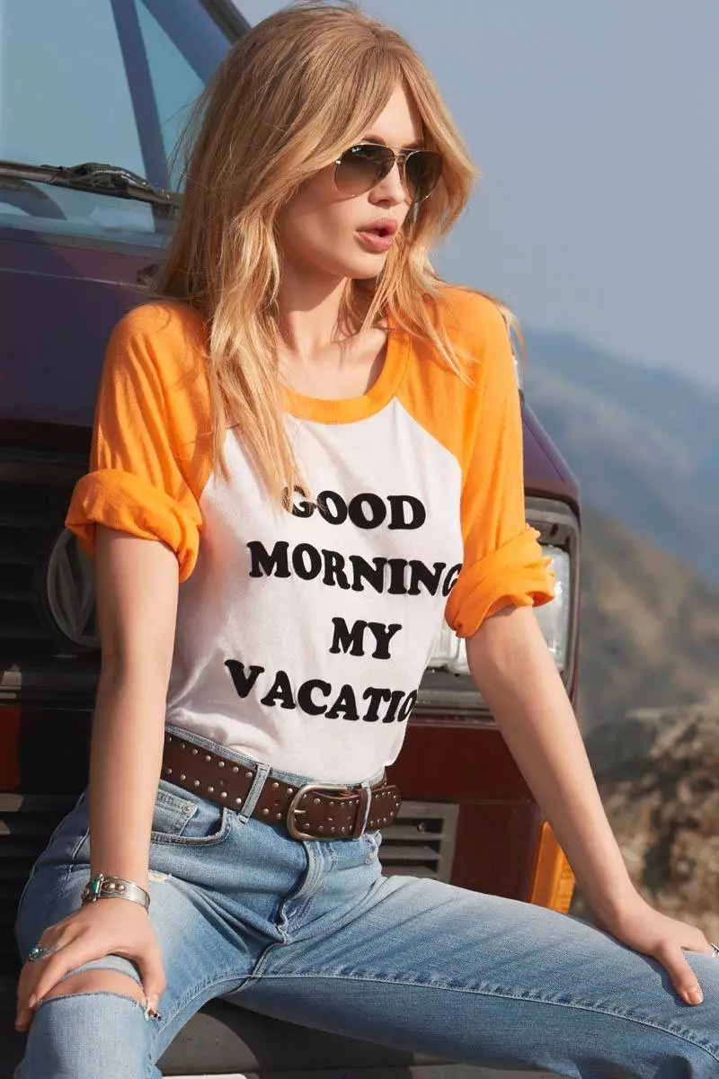 Camilla Christensen usa estilo Road Trip para roupas REVOLVE