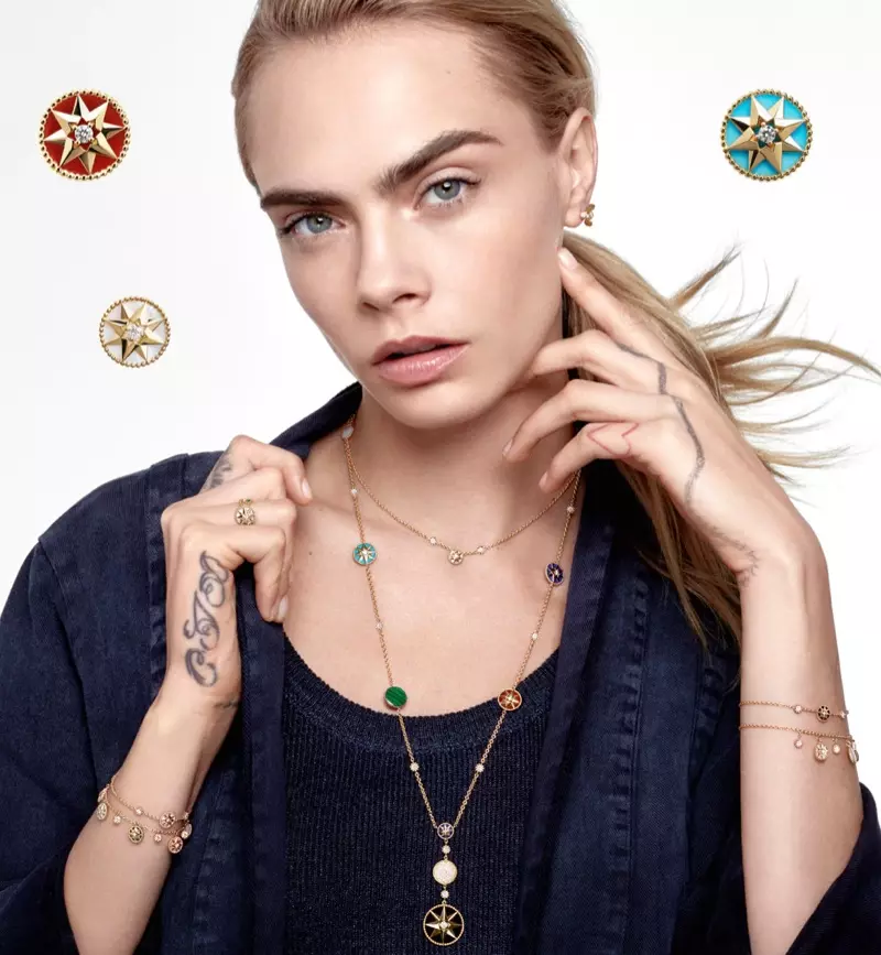 Cara Delevingne သည် Dior Rose Des Vents 2021 လက်ဝတ်ရတနာ လှုပ်ရှားမှုတွင် ပါဝင်လာသည်။