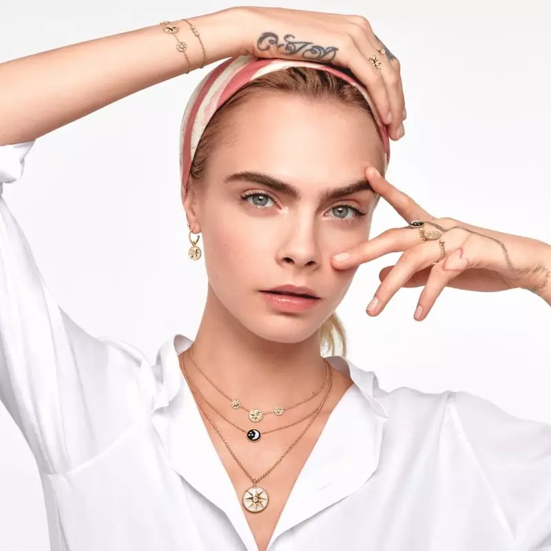 Cara Delevingne spelar huvudrollen i Dior Rose Des Vents 2021 smyckeskampanj.