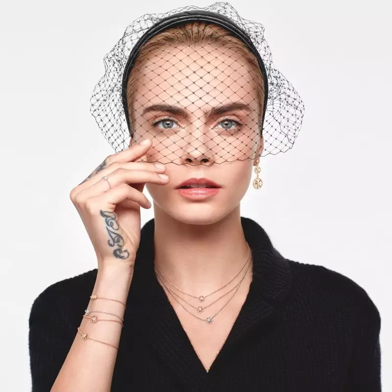 Cara Delevingne dra 'n sluier en staan voor Dior Rose Des Vents 2021-juweliersveldtog.