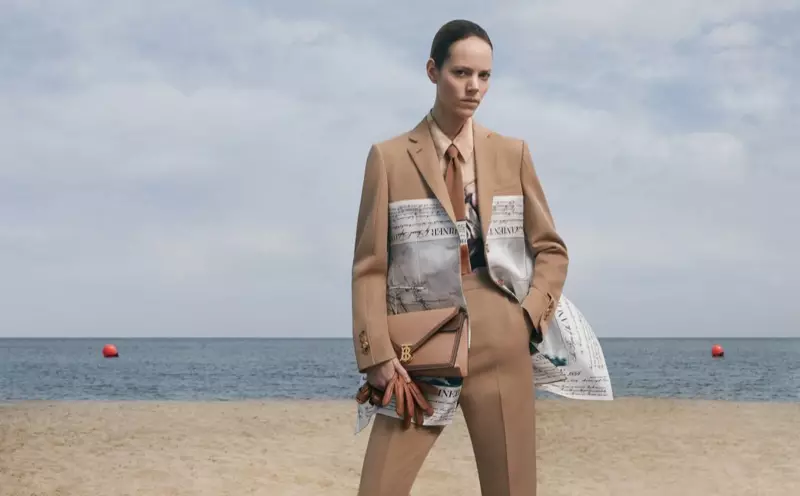 Freja Beha Erichsen payuneun kampanye Burberry usum gugur-usum 2019. Poto: Danko Steiner