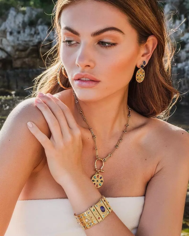 Draped yn sieraden, Thylane Blondeau modellen APM Monaco ROMA kolleksje.