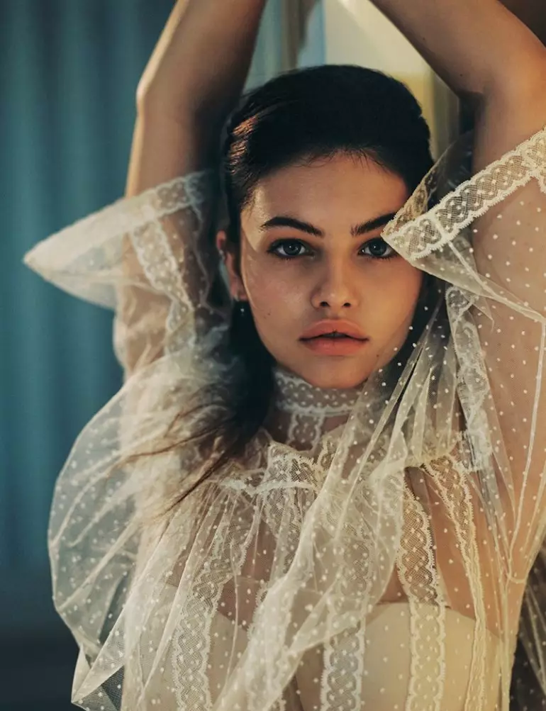 Thylane Blondeau носи елегантни стилови во L'Officiel Холандија