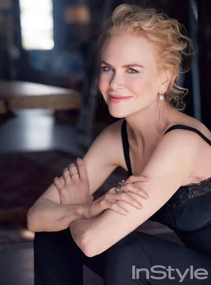 Amb un somriure, Nicole Kidman porta una part superior retallada d'encaix