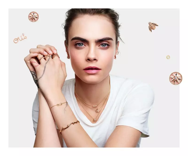 Umunyamideli n'umukinnyi wa filime Cara Delevingne yifotoje muri Dior Lucky Charms ubukangurambaga.