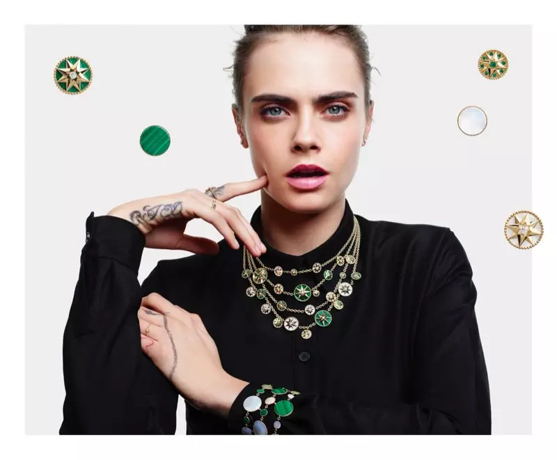 Harribitxiak erakutsiz, Cara Delevingne Dior Lucky Charms 2020 bitxien kanpainaren aurrean.