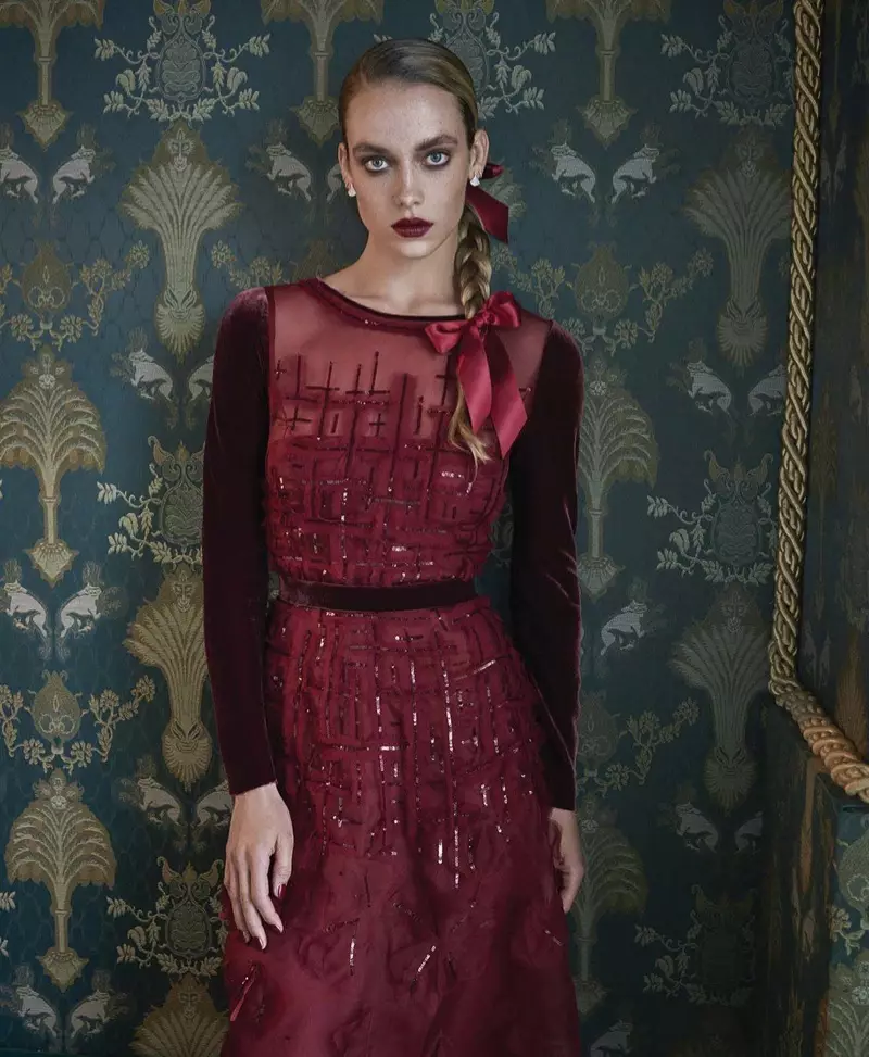 Hannah Ferguson is de Lady in Red foar Harper's Bazaar