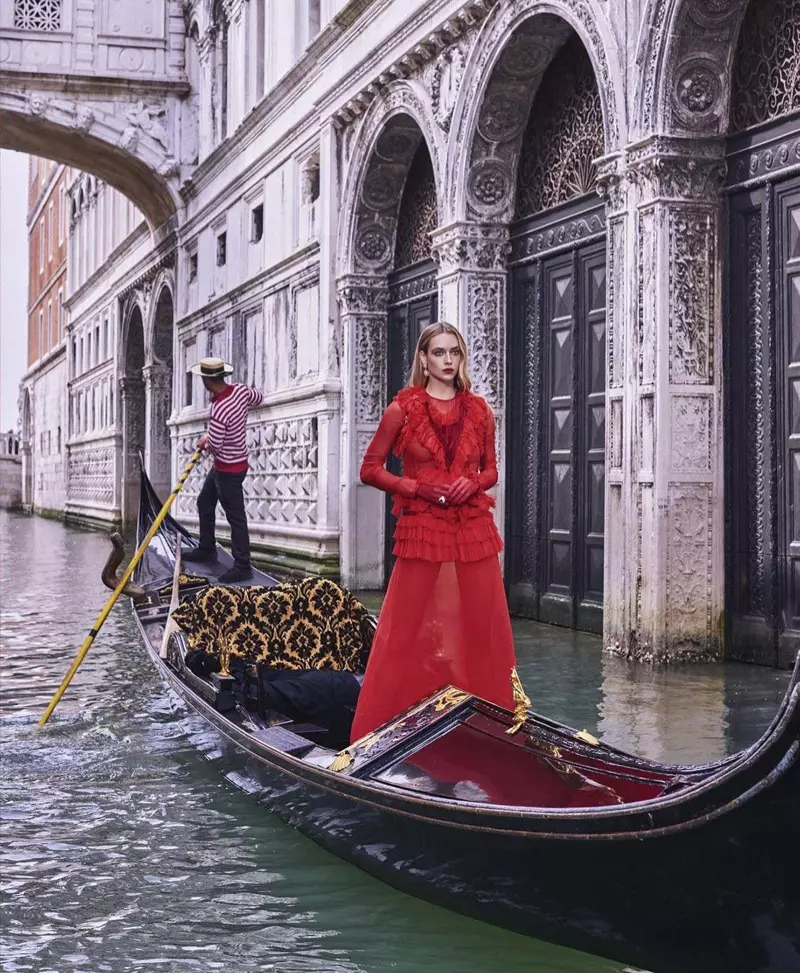 Hannah Ferguson es la dama de rojo de Harper's Bazaar