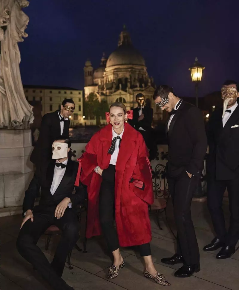 Hannah Ferguson è la Dama in rosso di Harper's Bazaar