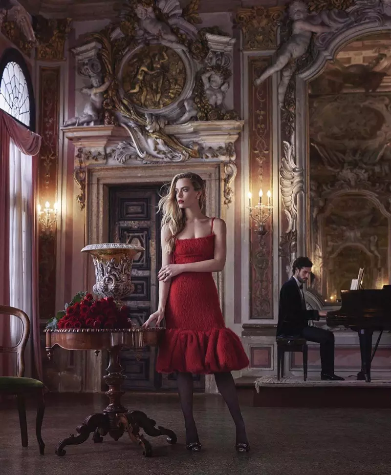 Hannah Ferguson estas la Sinjorino en Ruĝeco por Harper's Bazaar