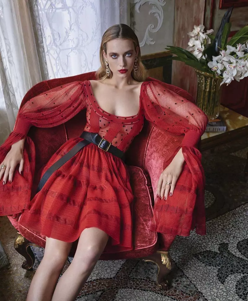 Hannah Ferguson er Lady in Red for Harper's Bazaar