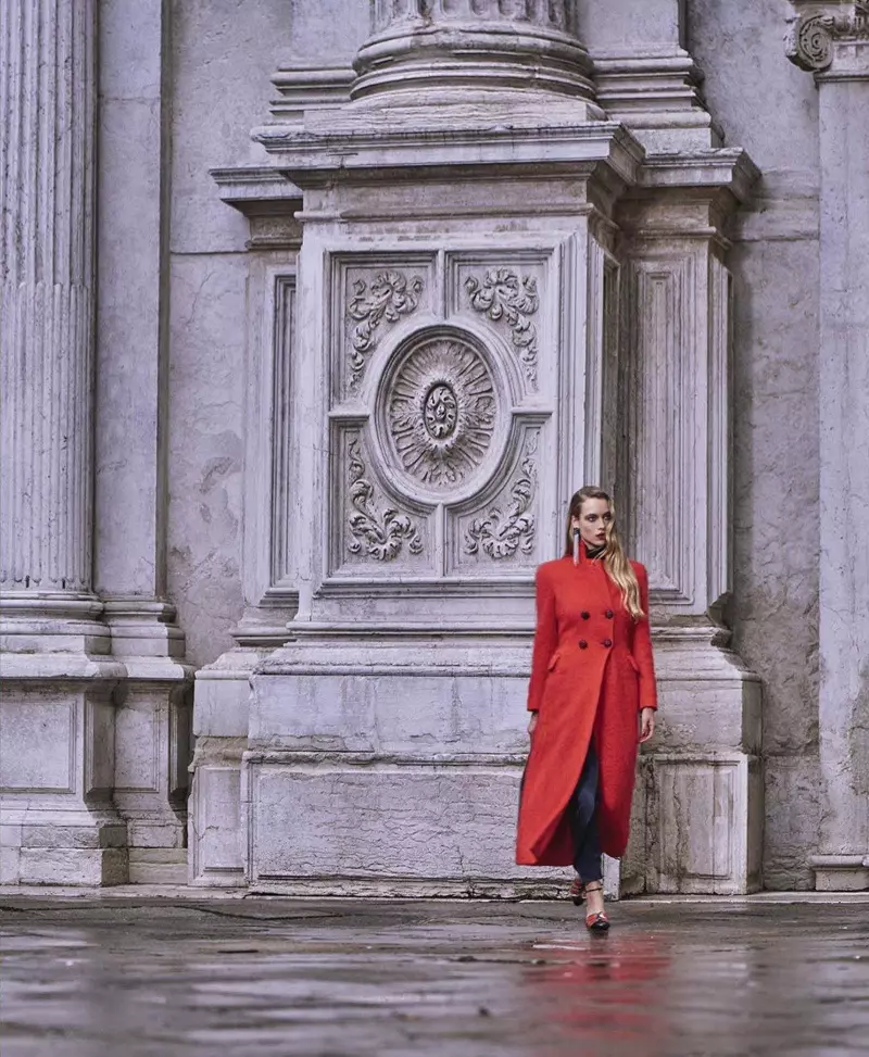 Si Hannah Ferguson ang Lady in Red para sa Harper's Bazaar