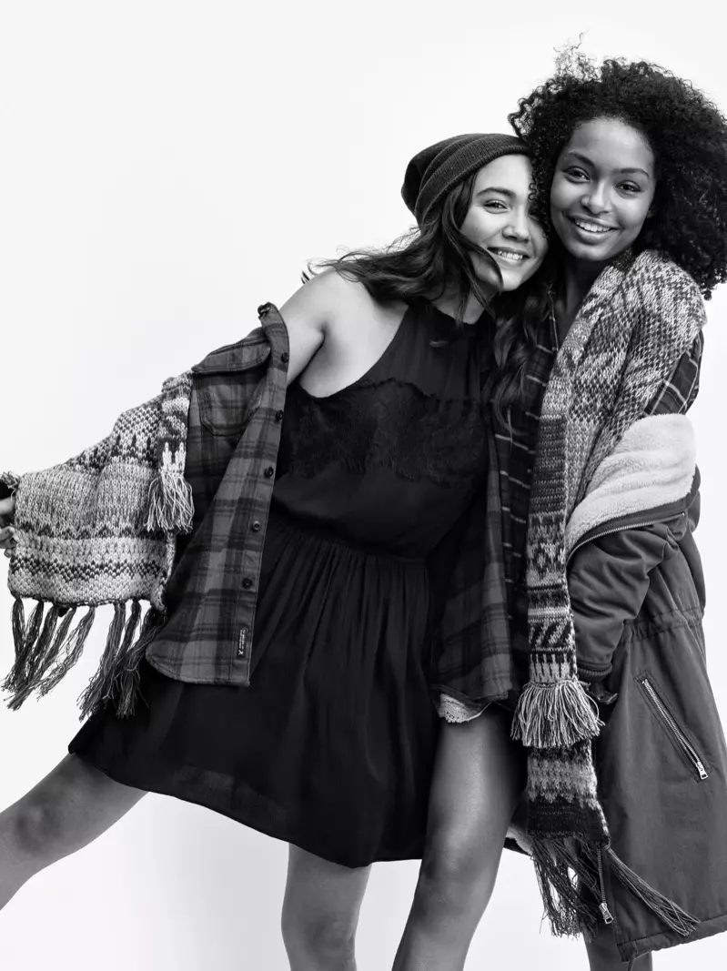 Die aktrises Yara Shahidi en Rowan Blanchard speel in American Eagle Outfitters se Holiday 2016-veldtog