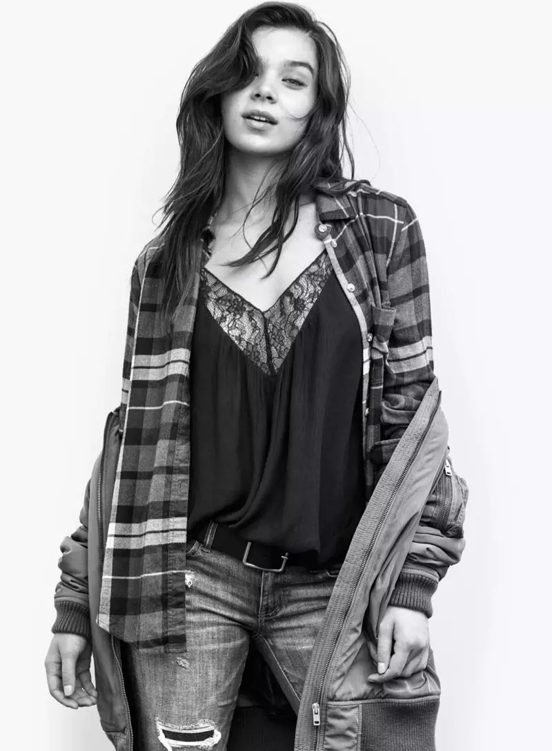 Hailee Steinfeld American Eagle Outfitters-ın 2016-cı ilin payız kampaniyasında plaid top, kamzulli üst və cins geyinir