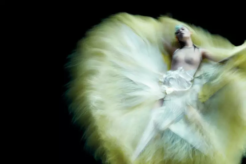 Ming Xi oleh Nick Knight untuk V #71