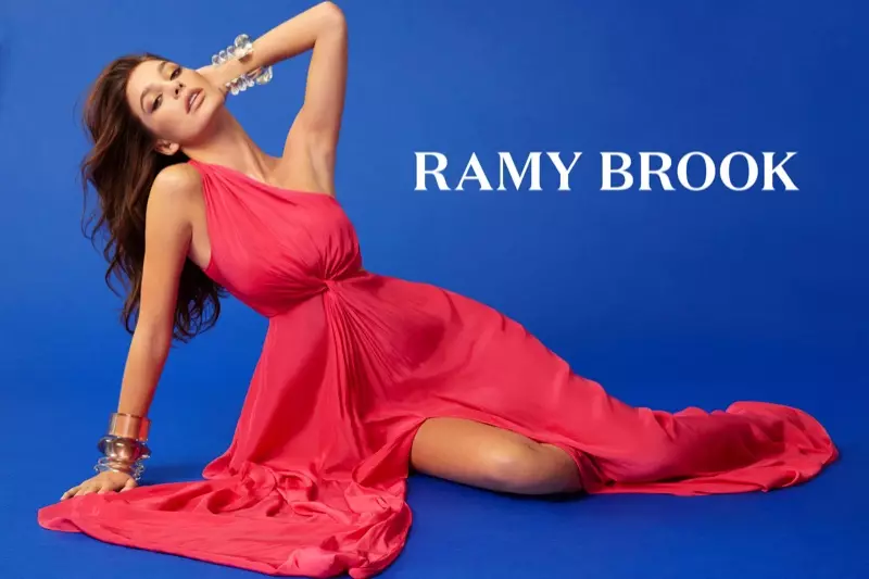 Camila Morrone bærer en lyserød kjole i Ramy Brooks forår-sommer 2019-kampagne