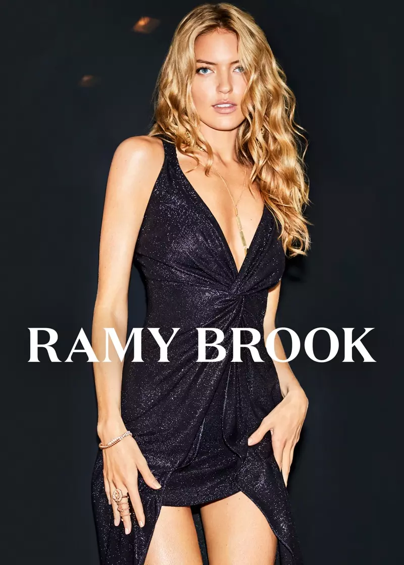 Martha Hunt သည် Ramy Brook ဆောင်းရာသီ 2018 ကမ်ပိန်တွင် အနက်ရောင်ဝတ်စုံလေးကို ၀တ်ဆင်ထားသည်။