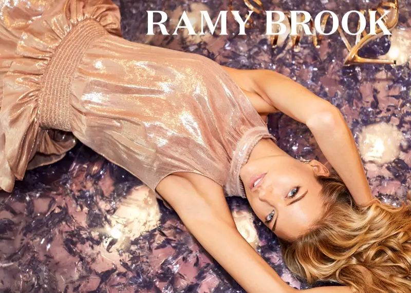 Ramy Brook نىڭ 2018-يىللىق كۈزدىكى ئېلان تەشۋىقاتىدىكى سۈرەت