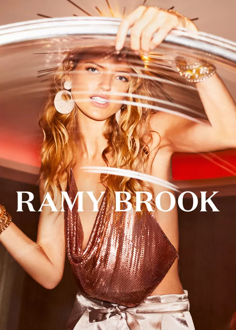 Ramy Brook 2018-يىلى كۈز-قىشلىق پائالىيىتى ئۈچۈن مارتا خانتنى چېكىدۇ