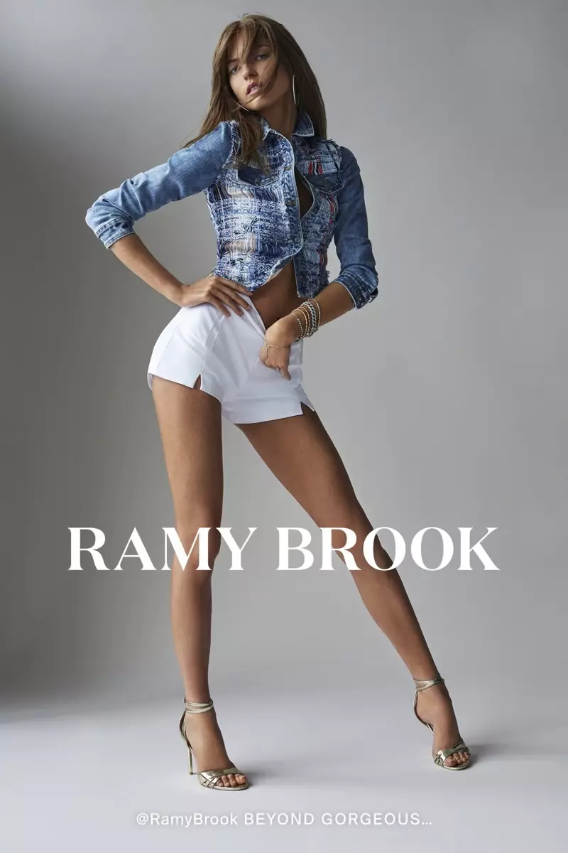 Modelka Martha Hunt predvádza nejakú nohu v kampani Ramyho Brooka na jar a leto 2018